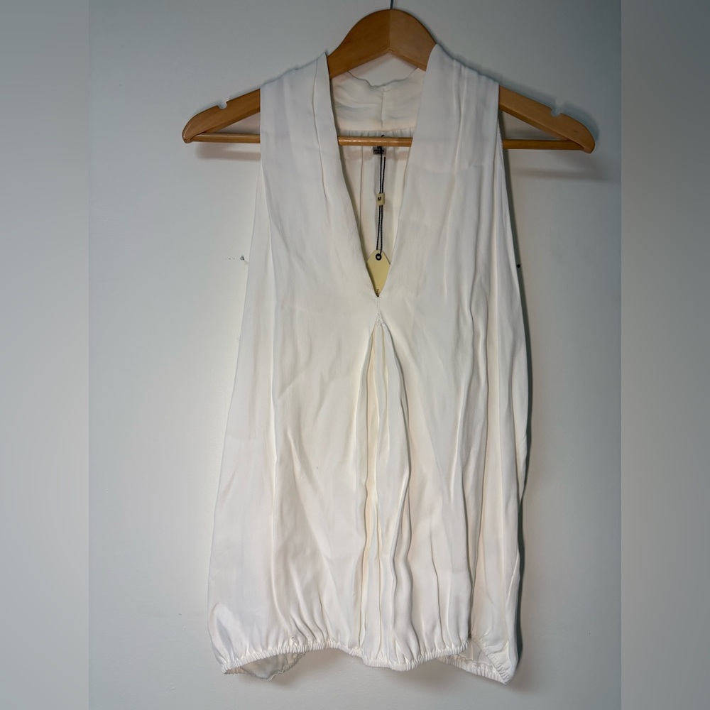 NWT Women’s Sophie Max White Top NWT! #gift